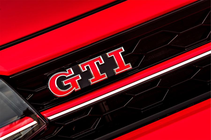 Логотип Volkswagen Polo GTI 2018 года  (UK) (фото 15 из 35)